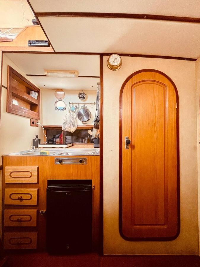 Stylish 80'S Fishing Boat Hotel Sant Adria de Besos Luaran gambar