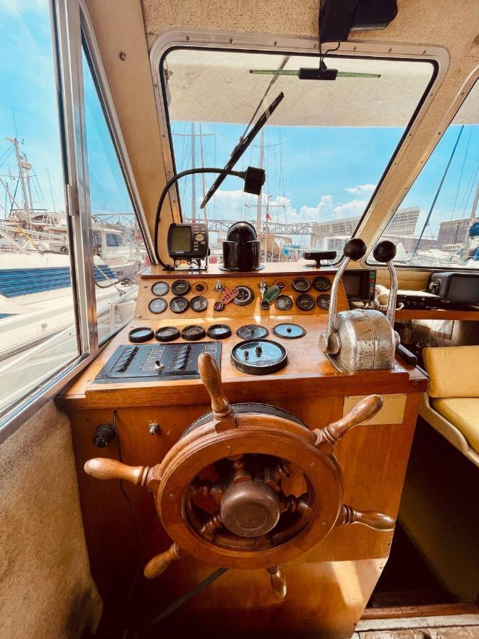 Stylish 80'S Fishing Boat Hotel Sant Adria de Besos Luaran gambar