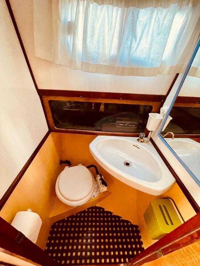 Stylish 80'S Fishing Boat Hotel Sant Adria de Besos Luaran gambar